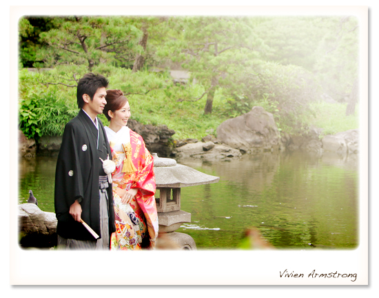 日本庭園の池の前で撮影