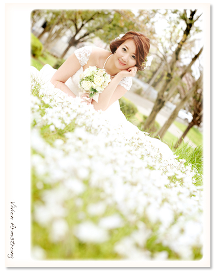 白いお花とウェディングドレス