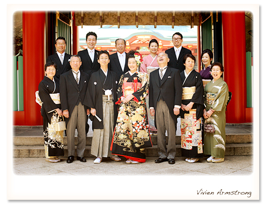 挙式会場の神社で集合写真