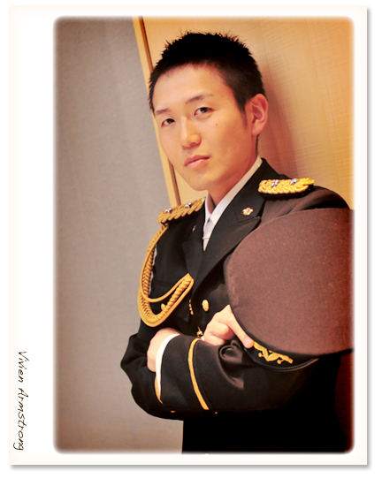 警察官の礼服の新郎