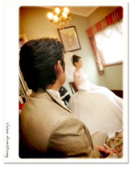 新婦を見つめる新郎