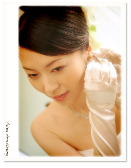 ピアスをつける新婦
