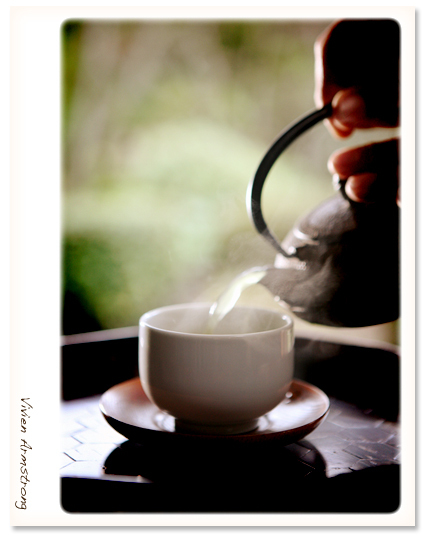 急須でお茶を注ぐシーン