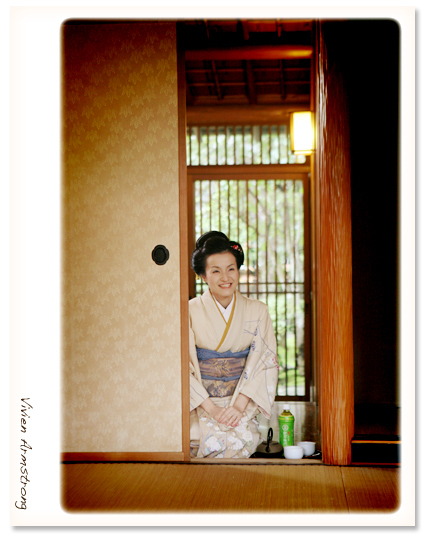 お茶を運ぶご新婦様
