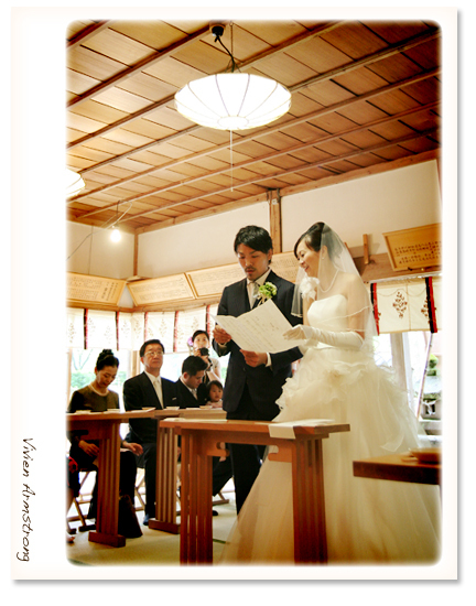 誓詞を読み上げる