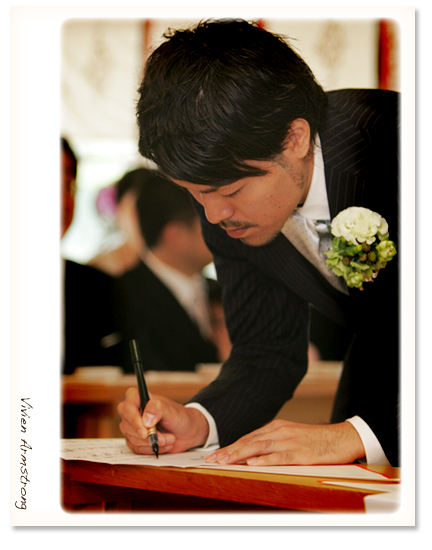 結婚誓約書にサインする新郎