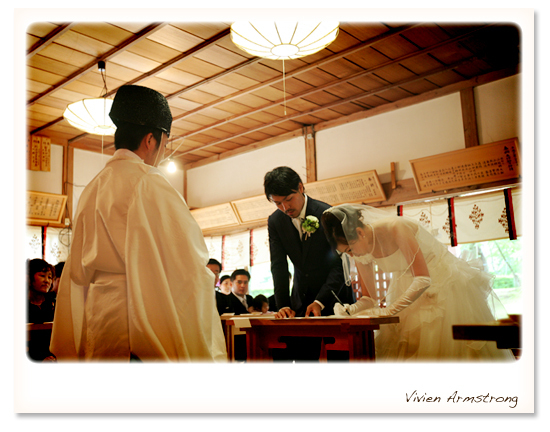 結婚誓約書にサインする新婦