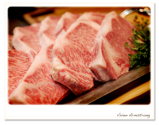 凄い厚みと霜降りの肉