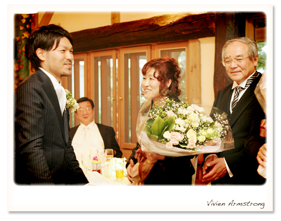 新郎、花束贈呈