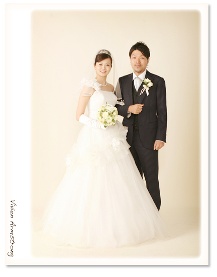 白い背景で新婦様・新郎様ツーショット撮影