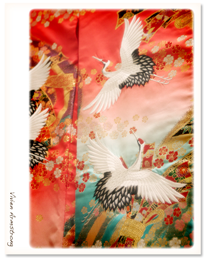 赤い色打掛の袖、鶴の刺繍