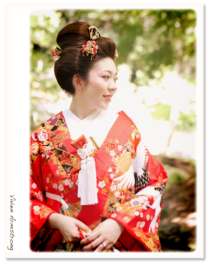 赤い色打掛姿の新婦様、自分の髪で日本髪に！