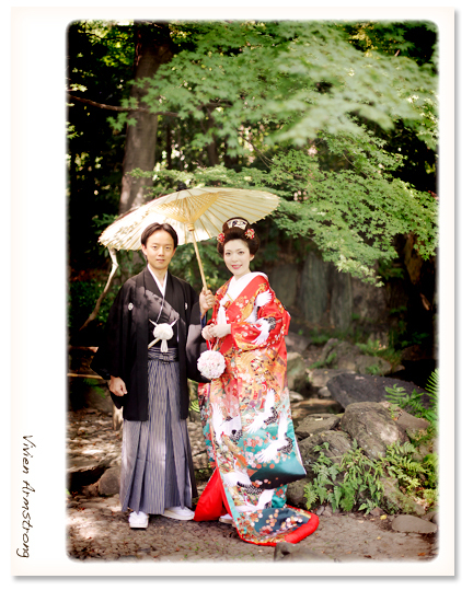 緑の日本庭園にて番傘をさしてツーショット撮影