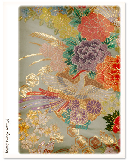 緑色の色打掛、牡丹、桜、亀甲のモチーフ