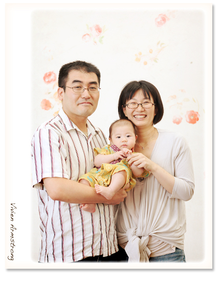 7年前に撮影させていただいた新郎新婦。今度は赤ちゃんと一緒