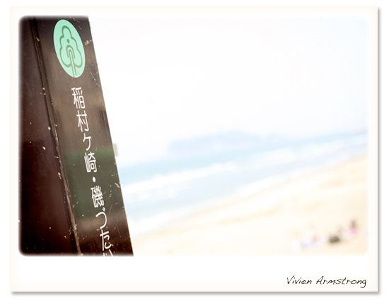 稲村ヶ崎の標識と海
