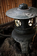 東京の茶寮市松の灯篭。VivienArmstorngが紹介する会食付きのフォトウェディングプランのイメージカット