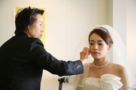 ブライズルームにて新婦さまのヘアメイク中