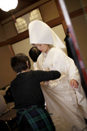 東京の撮影できる和室でお色直しをのために綿帽子と白無垢に着替える新婦のメイキング風景