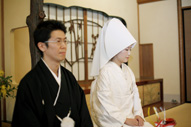 東京のウェディングフォトが撮影できる料亭で、親族顔合わせに登場する和装の新郎と綿帽子に白無垢姿の新婦のドキュメンタリースナップ
