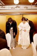 東京のウェディングフォトが撮影できる料亭の、和装の新郎と白無垢姿の新婦のドキュメンタリースナップ