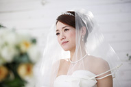 結婚のスピーチを聞くウェディングドレスの新婦さま