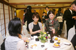 東京のウェディングフォトが撮影できる料亭での会食中のドキュメンタリースナップ