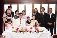 挙式当日の会食中の新郎新婦の集合写真