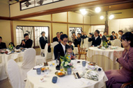 東京のウェディングフォトが撮影できる料亭での会食中のドキュメンタリースナップ