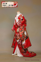 末広がりの繁栄を象徴する花扇に鶴が舞う古典柄に、八重重ねと袖飾りを加えた十二単風の赤い色打掛