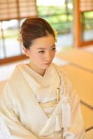 畳のあるお茶室で白無垢姿のヘアスタイルがわかる和装で婚礼前撮りをする新婦