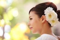 東京の日本庭園で、フォトウェディングをする白無垢姿の新婦の、ヘアスタイルがわかる横顔