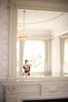 旧古河庭園洋館の自然光の入る明るい白い部屋で鏡を使ったドラマチックな構造で撮る和装の新婦のフォトウェディング
