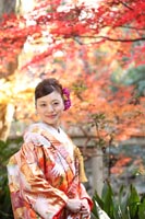 東京の紅葉のきれいな日本庭園で、秋に和装の前撮りを撮る赤い色打掛を着た新婦