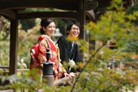 横浜三渓園 日本庭園の東屋で木々に囲まれての和装前撮り