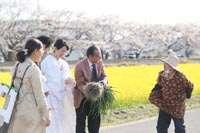 地元の人にも祝福されて屋外で和装前撮り