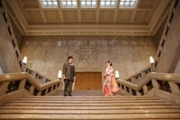 東京国立博物館本館エントランス大階段でタキシードと色打掛を着ての和洋装フォトウェディング