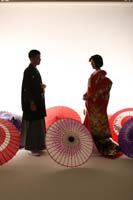 東京の撮影スタジオで赤い色打掛と紋服の和装支度でフォトウェディングをする新郎新婦