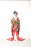東京の撮影スタジオで赤の色打掛で和装フォトウェディングをする新婦さま