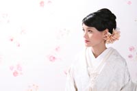東京の撮影スタジオで白無垢の着物で和装フォトウェディングをする新婦さま