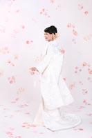 東京の撮影スタジオで白無垢の着物で和装のフォトウェディングをする新婦さま