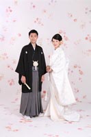 東京の撮影スタジオで白無垢と紋付袴で和装のフォトウェディングをする新郎新婦