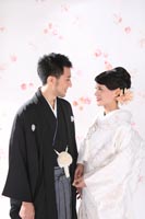 東京の撮影スタジオで白無垢と紋付袴で和装のフォトウェディングをする新郎新婦
