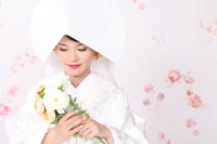 東京の撮影スタジオで白無垢と綿帽子をつけて和装のフォトウェディングをする新婦
