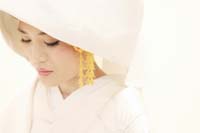 東京の撮影スタジオで白無垢と綿帽子をつけた新婦の和装のフォトウェディング