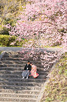 河津桜の木の下で寄り添う新郎新婦様