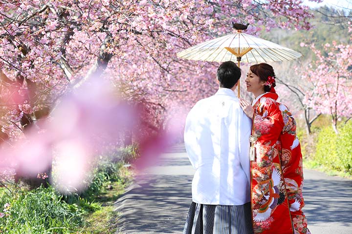 番傘を使ってポーズをとる新郎新婦