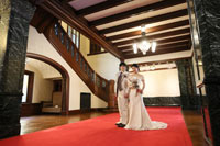 赤絨毯とシャンデリア、広々した館内は貸切使用で撮影できます