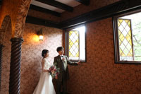 細川侯爵邸2階の《サロン》にて　雰囲気のある壁紙とステンドグラス窓からの光