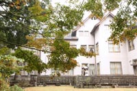 11月の和洋装フォトウェディング 東京目白の旧細川侯爵邸 色付いたお庭を眺めて